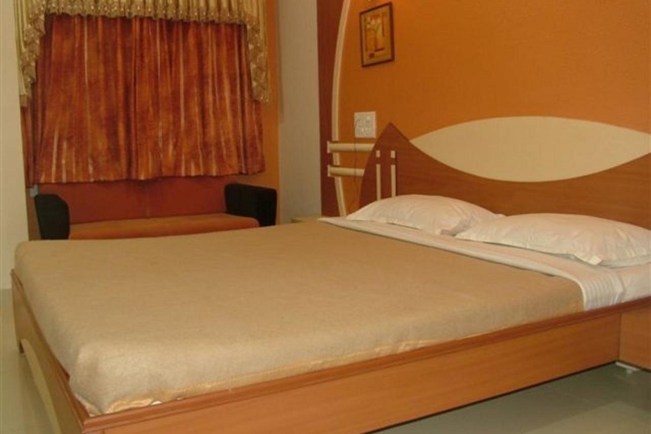 Dwaraka Residency Hotel Kakinada Exterior photo